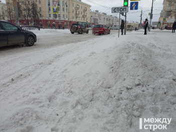 Жители Нижнего Тагила жалуются на заваленные снегом дороги и тротуары 