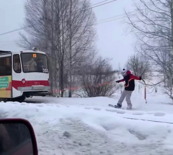 В Нижнем Тагиле тиктокер проехался на сноуборде за трамваем (ВИДЕО)