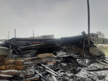 В селе под Нижним Тагилом сгорели три автомобиля и дом