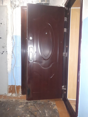 В Нижнем Тагиле неизвестные подожгли дверь квартиры