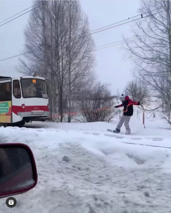 В Нижнем Тагиле проехавшегося на сноуборде за трамваем тиктокера вызвали в полицию