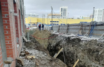 В Екатеринбурге на стройке обвалился грунт. Погиб рабочий