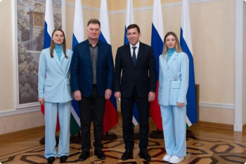 Евгений Куйвашев наградил биатлонисток, представлявших Свердловскую область на Олимпиаде-2022
