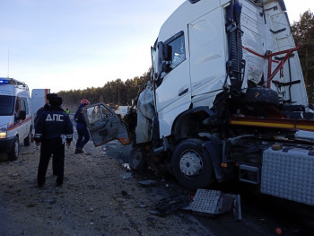 В Свердловской области грузовик протаранил УАЗ. Три человека погибли