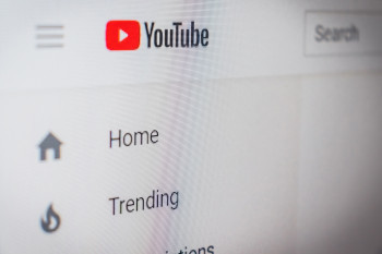 YouTube прекратил продажу контекстной рекламы в России