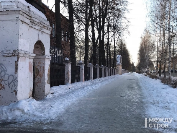 В Нижнем Тагиле муниципальный служащий сломал ногу, поскользнувшись перед зданием районной администрации 