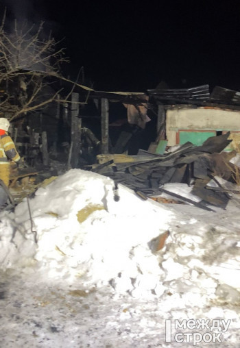 В посёлке Верхняя Черемшанка под Нижним Тагилом сгорел частный дом (ВИДЕО)