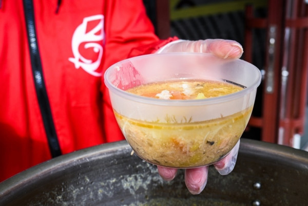 «Увидите — смело подходите». В Нижнем Тагиле горожан впервые будут кормить бесплатной ухой из ресторана