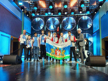 Команда школьников из Нижнего Тагила придумала почтового робота-погрузчика и вошла в десятку сильнейших на чемпионате в Москве 