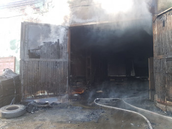 Утром в Нижнем Тагиле сгорел гаражный бокс с тремя автомобилями