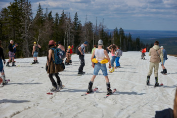 Лыжники и сноубордисты в купальниках откроют летний сезон на Белой