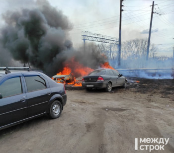 В Каменске-Уральском после поджога сухой травы сгорели три автомобиля
