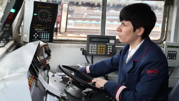 На Свердловской железной дороге появилась первая женщина-машинист