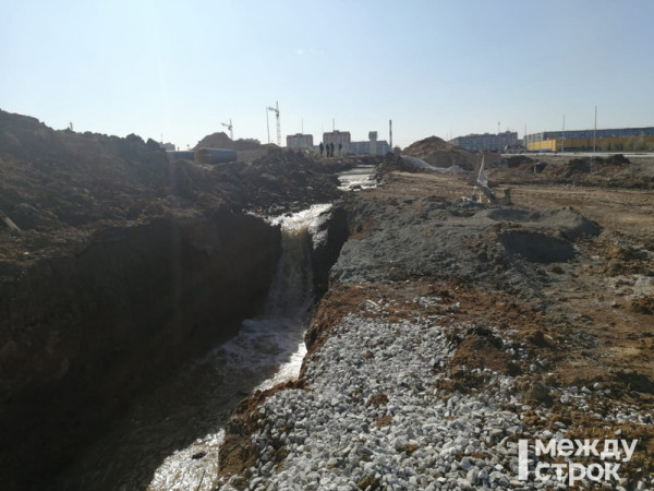 Половина Нижнего Тагила осталась без холодной воды из-за повреждения водопровода строителями моста через пруд (ВИДЕО)