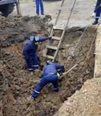 «Пытались самостоятельно устранить утечку». В Нижнем Тагиле двух мужчин засыпало землёй при ремонте водопровода (ВИДЕО)