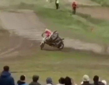 В Ирбите на соревнованиях по мотокроссу гонщик влетел в толпу зрителей (ВИДЕО)
