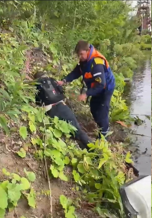 В Нижнем Тагиле спасатели достали из воды пьяного мужчину