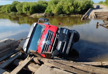 В Свердловской области грузовик упал в реку из-за рухнувшего моста