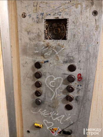 «Боюсь, что однажды он просто рухнет». В Нижнем Тагиле жители дома на Гальянке жалуются на 35-летний лифт (ВИДЕО)