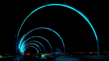 На новом мосту через Тагильский пруд протестировали подсветку (ВИДЕО)