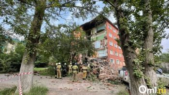 В Омске рухнула стена жилого дома (ВИДЕО)