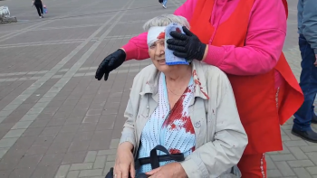 В Нижнем Тагиле на ярмарке возле «Современника» пенсионерка запнулась об антипарковочную полусферу и разбила голову 