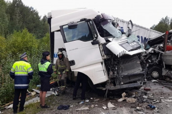 На трассе под Качканаром в страшной аварии погиб водитель большегруза 
