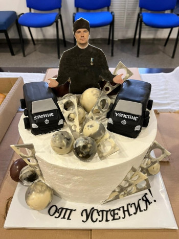 В Нижнем Тагиле директору православной похоронной службы на день рождения подарили торт с катафалками 