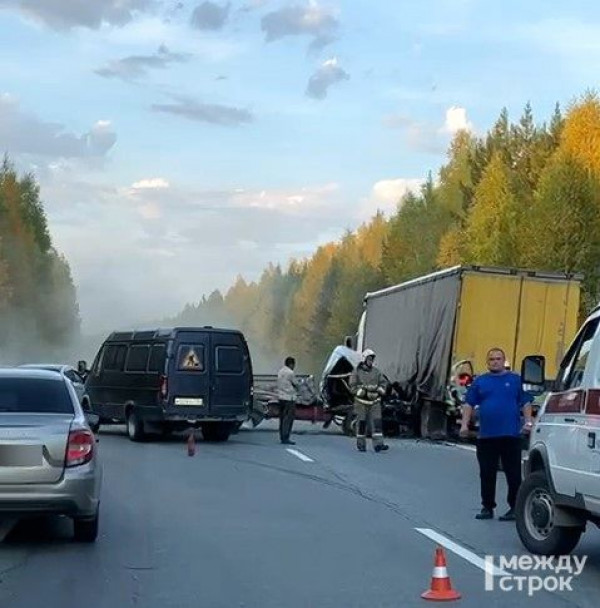 На Серовском тракте грузовая «Газель» врезалась в припаркованную на обочине фуру (ВИДЕО)