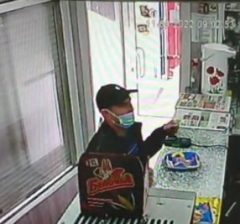 Полиция Нижнего Тагила ищет мужчину в медицинской маске, оплатившего покупки чужой картой (ВИДЕО)