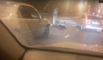 В Нижнем Тагиле пьяная женщина прокатилась на капоте Mercedes и сломала ногу (ВИДЕО)