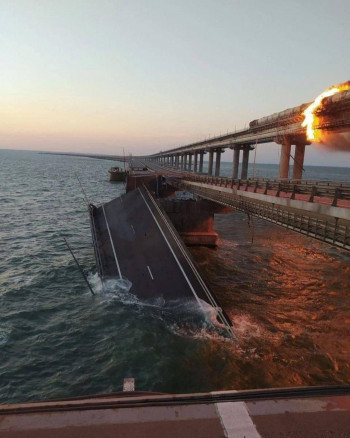 На Крымском мосту прогремел взрыв и начался пожар