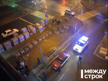 В центре Нижнего Тагила мужчины устроили драку на проезжей части (ВИДЕО)