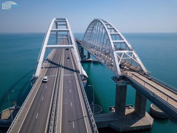 По Крымскому мосту после теракта запущено движение транспорта