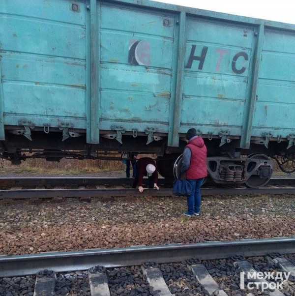 На железнодорожной станции под Нижним Тагилом люди вынуждены ползать под вагонами, чтобы попасть на электричку