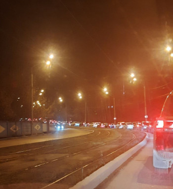 «Стоять в пробке пришлось более получаса». В Нижнем Тагиле водители по тротуарам объезжали затор на дороге из-за ДТП 