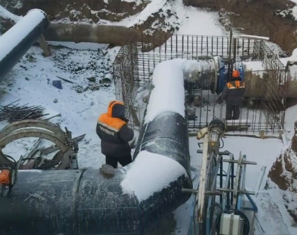 Строители моста через Тагильский пруд монтируют новый водовод взамен разрушенного ими весной этого года