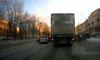 В центре Нижнего Тагила на трамвайных путях столкнулись два автомобиля (ВИДЕО)