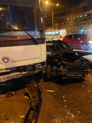 Момент аварии с ВАЗом и автобусом на Вагонке в Нижнем Тагиле попал на видео 