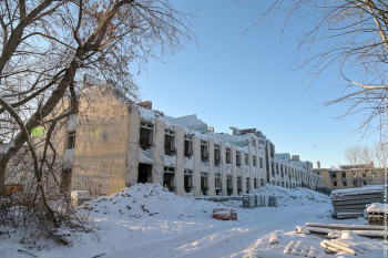 В Нижнем Тагиле на месте бывшей воинской части на Вые начались масштабные работы по сносу зданий. Площадку для будущей стройки должны подготовить к маю 2023 года