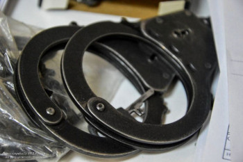 В МВД запретили надевать наручники на женщин, детей и задержанных по экономическим статьям