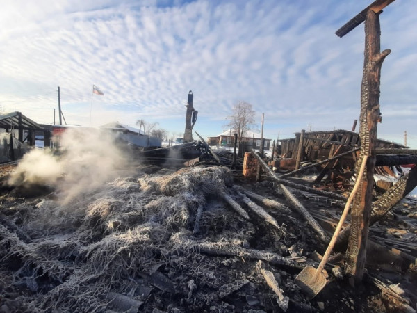 В деревне Шумиха под Нижним Тагилом из-за неисправной электропроводки сгорел частный дом с надворными постройками