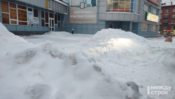 Автомобилист из Нижнего Тагила отсудил у коммунальщиков 65 тысяч рублей за упавший с крыши на машину снег