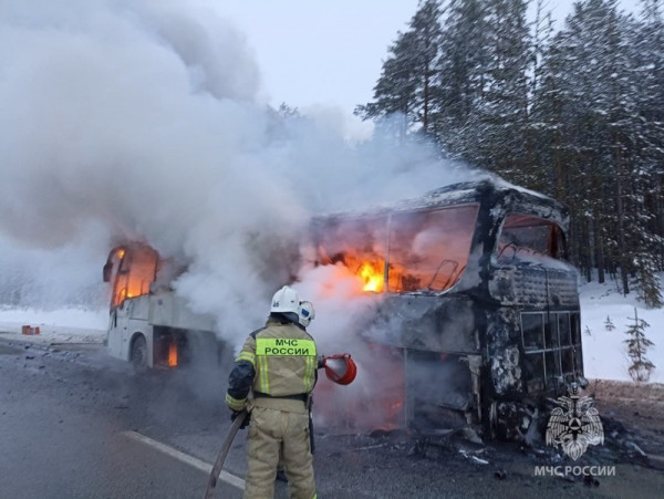 На Серовском тракте сгорел дотла пассажирский автобус (ВИДЕО)