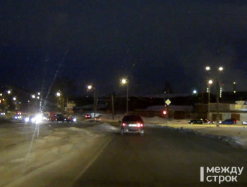 В Нижнем Тагиле водители-нарушители, игнорируя ПДД, провоцируют транспортный коллапс на перекрёстке Индустриальной и Циолковского