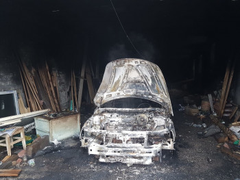 На Тагилстрое сожгли гараж с автомобилем
