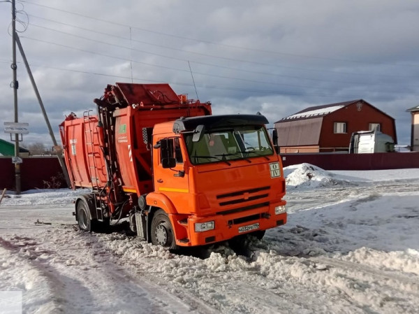 В Нижнем Тагиле снежные заторы помешали мусоровозам подъехать к местам сбора ТКО