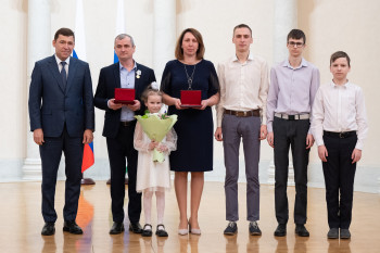 Евгений Куйвашев вручил медаль ордена «Родительская слава» многодетной семье из Нижнего Тагила