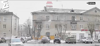 В Перми случайную прохожую убило упавшей с крыши дома глыбой льда (ВИДЕО)