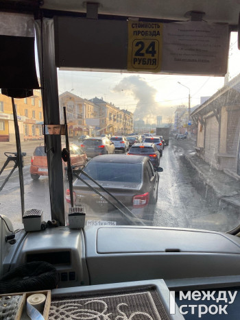 В Нижнем Тагиле после изменения движения на перекрёстке улиц Индустриальной и Циолковского стали образовываться гигантские пробки 